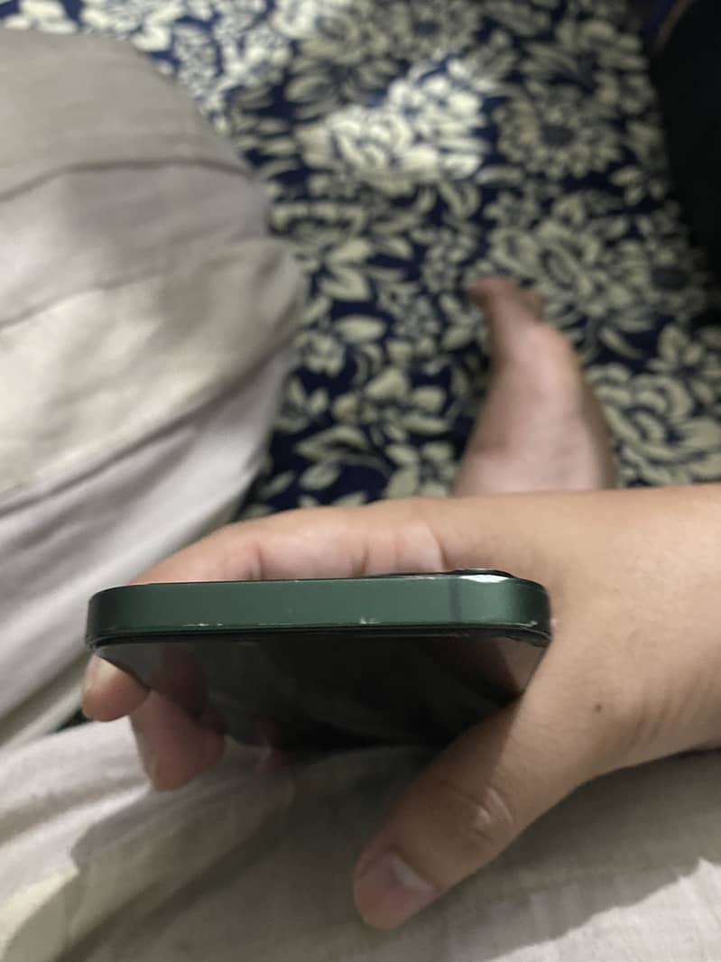 Apple iPhone 13 8