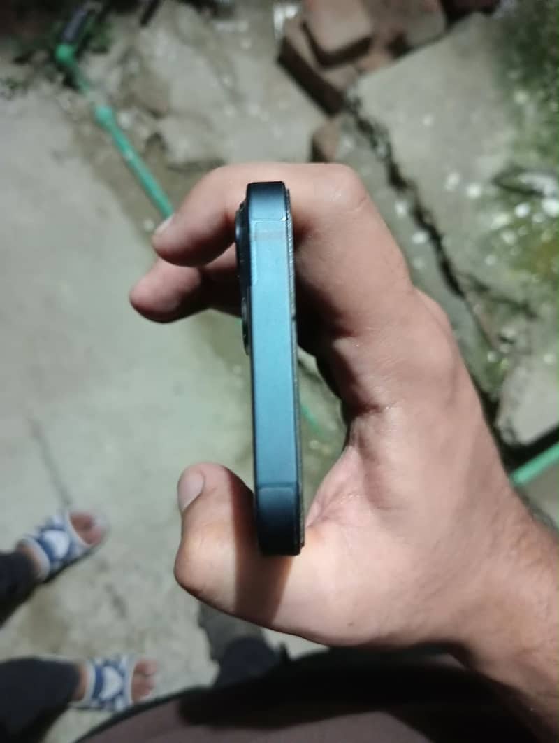 Apple iPhone 13 2