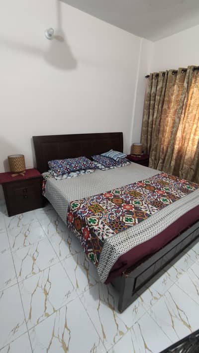 King Size Bed 6 x 6.5 Pure Wood  with 2 Side Drawz. Without Mattress