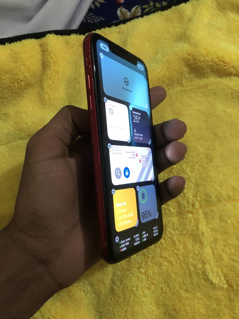 Apple iPhone XR 7