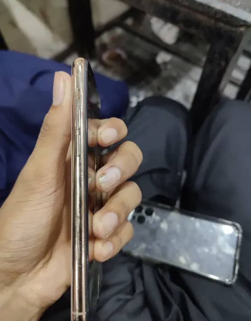 Apple iPhone 11 Pro 4