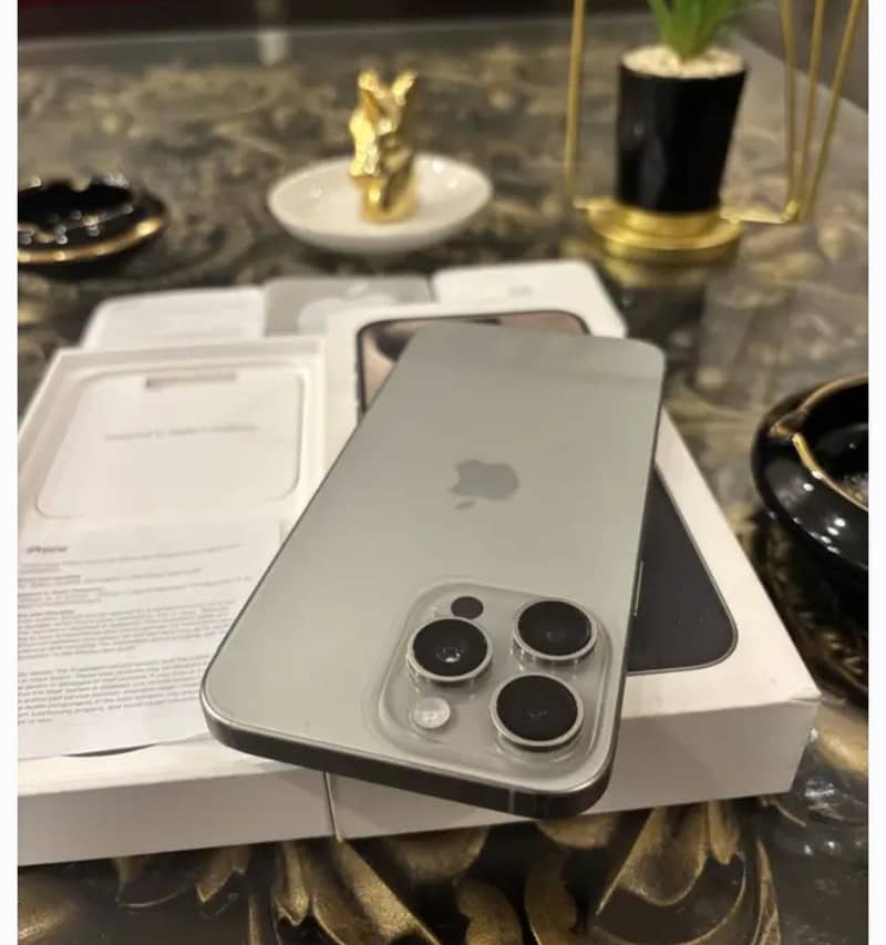Apple iPhone 15 Pro Max 0
