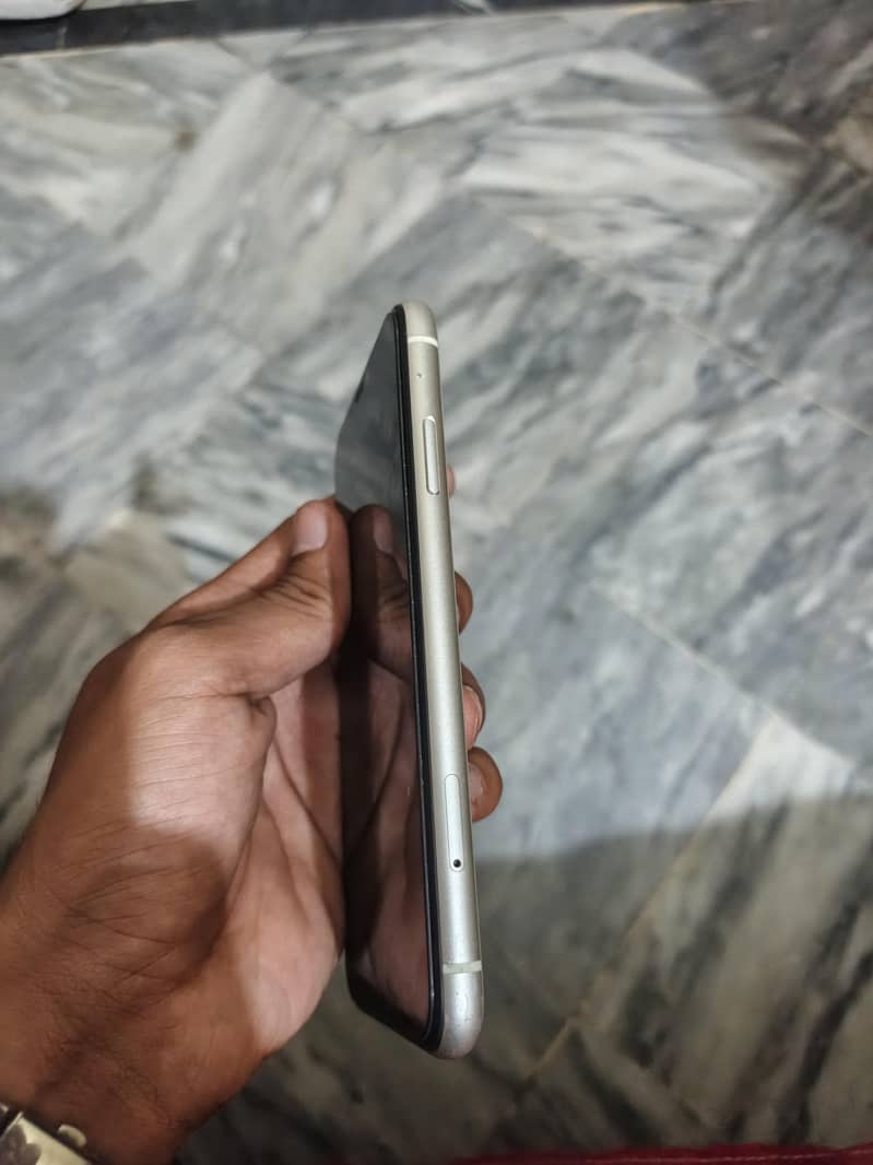 Apple iPhone 11 3