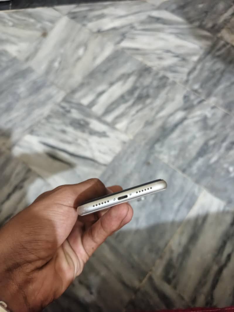 Apple iPhone 11 4