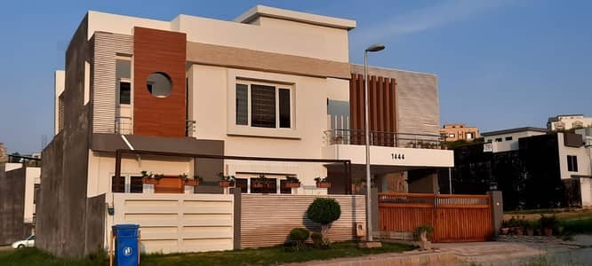 SPACIOUS NEWLY CONSTRUCTED UPPER PORTION AVAILABLE FOR RENT