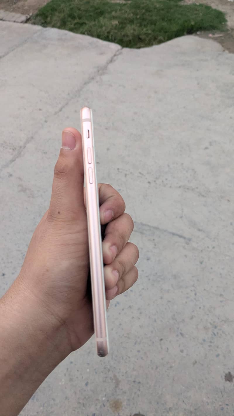Apple iPhone 8 Plus 4