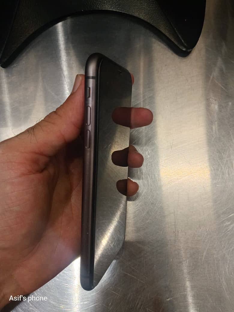 Apple iPhone 11 4