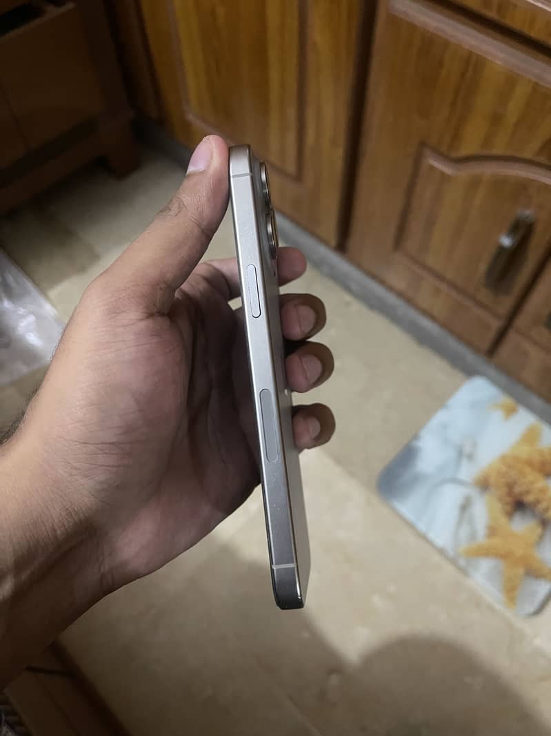 Apple iPhone 15 Pro Max 4