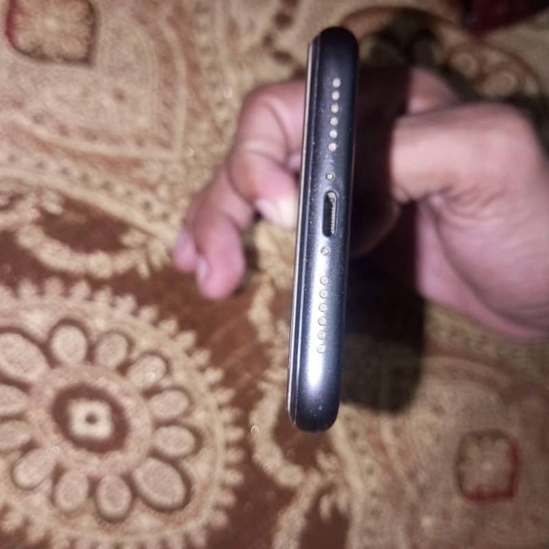 Apple iPhone 11 3