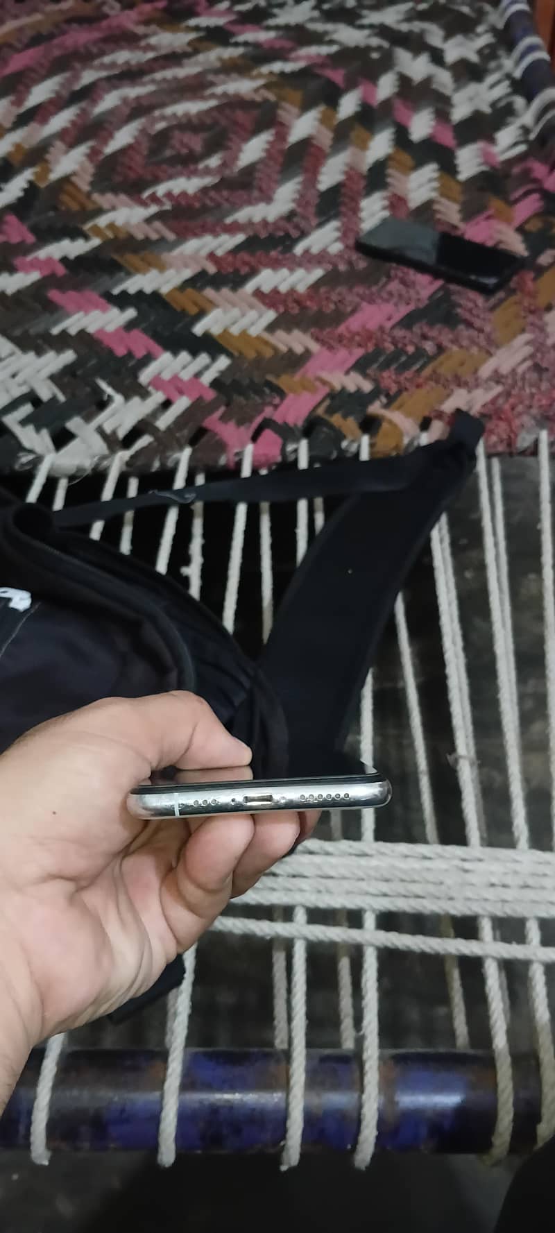 Apple iPhone XS 4