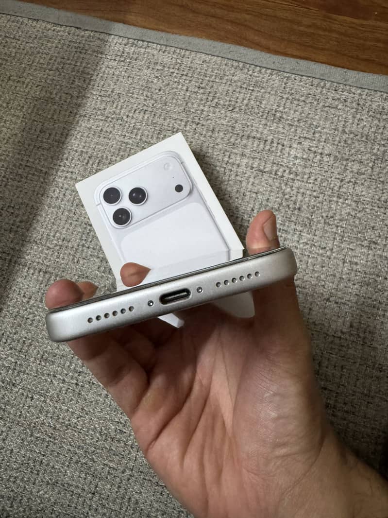 Apple iPhone 17 Pro Max 1
