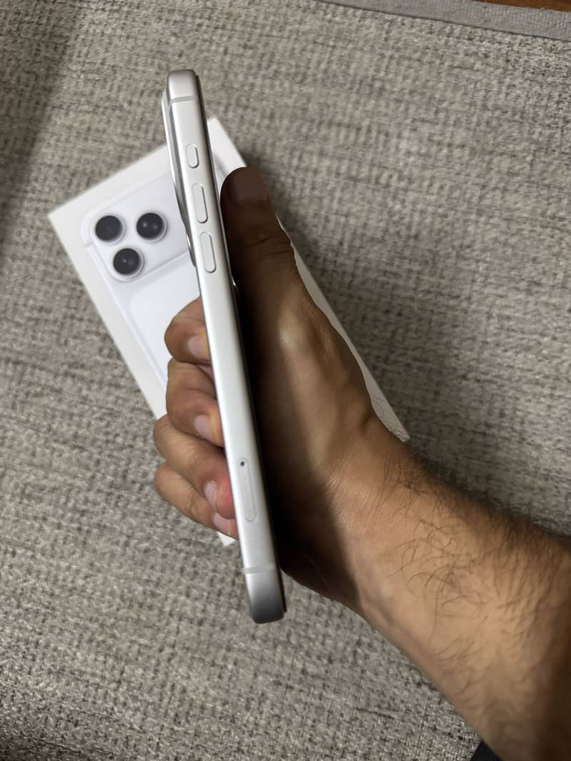 Apple iPhone 17 Pro Max 4