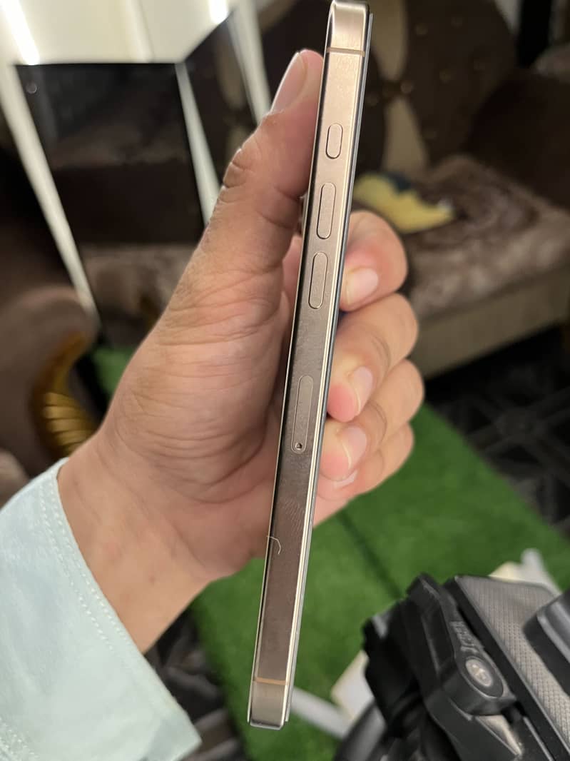 Apple iPhone 16 Pro Max 2