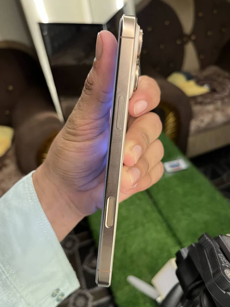 Apple iPhone 16 Pro Max 4
