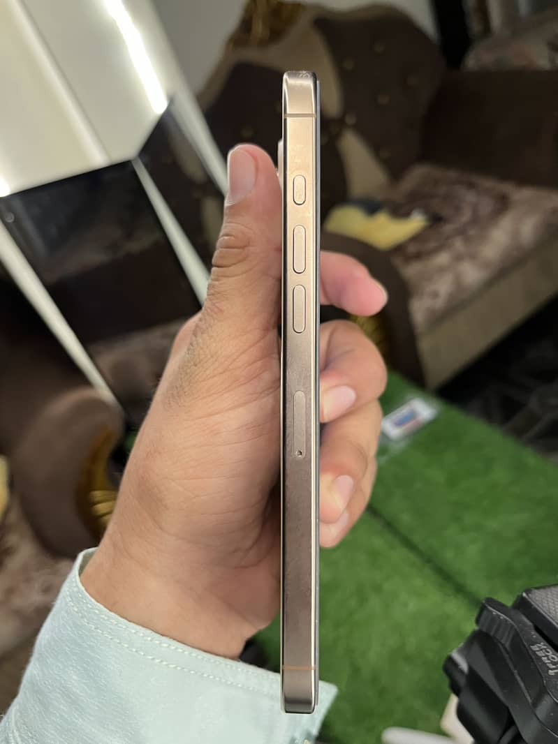 Apple iPhone 16 Pro Max 6