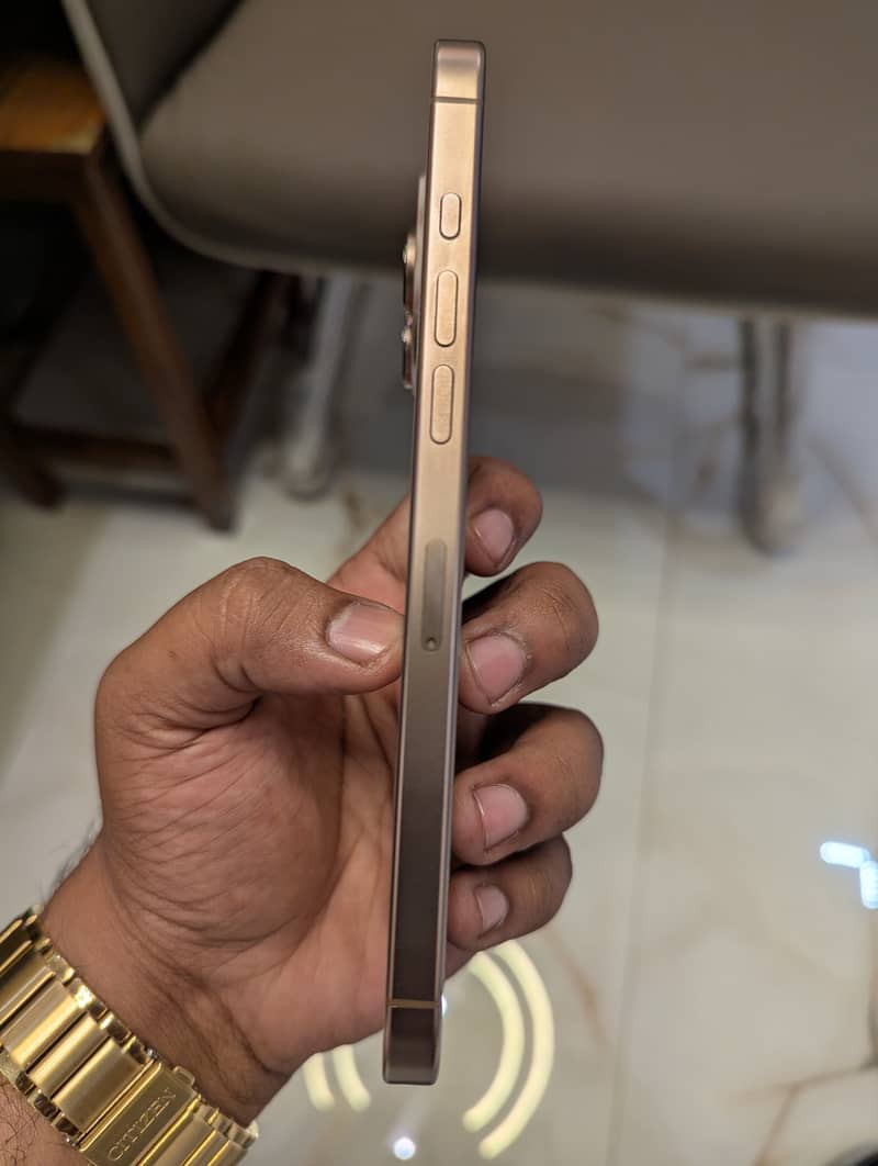 iPhone 16 Pro Max 2