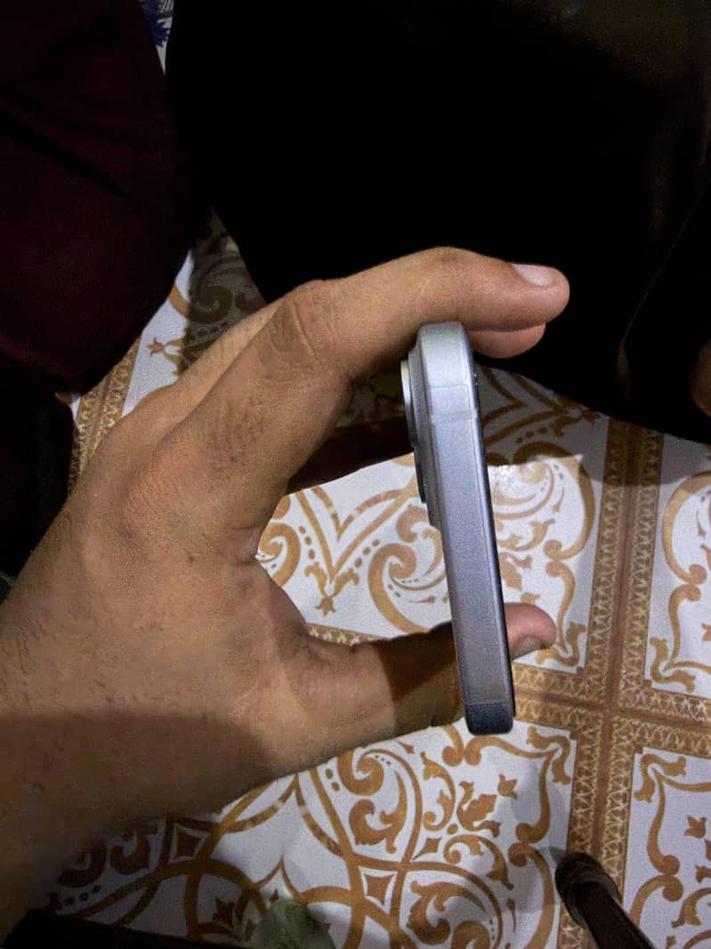 Apple iPhone 15 4