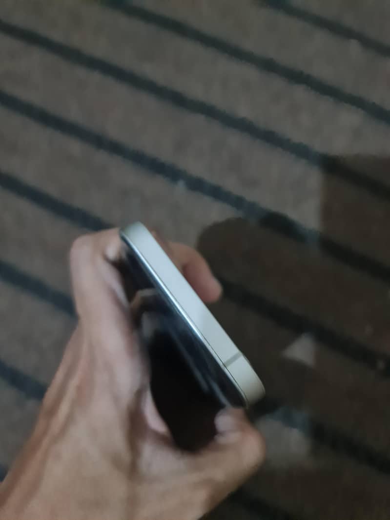 Apple iPhone 12 4