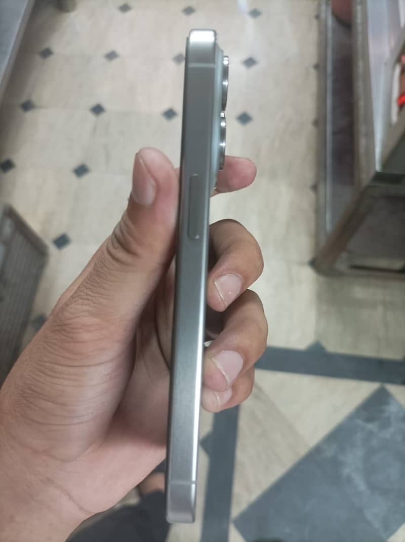 Apple iPhone 15 Pro 4