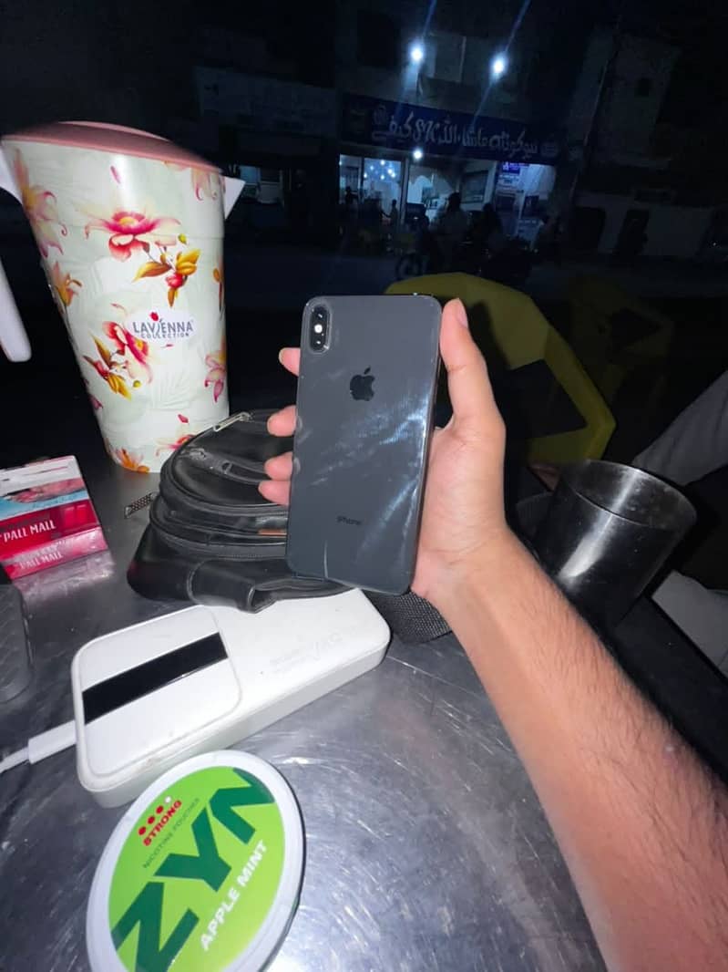 Apple iPhone XS Max 1