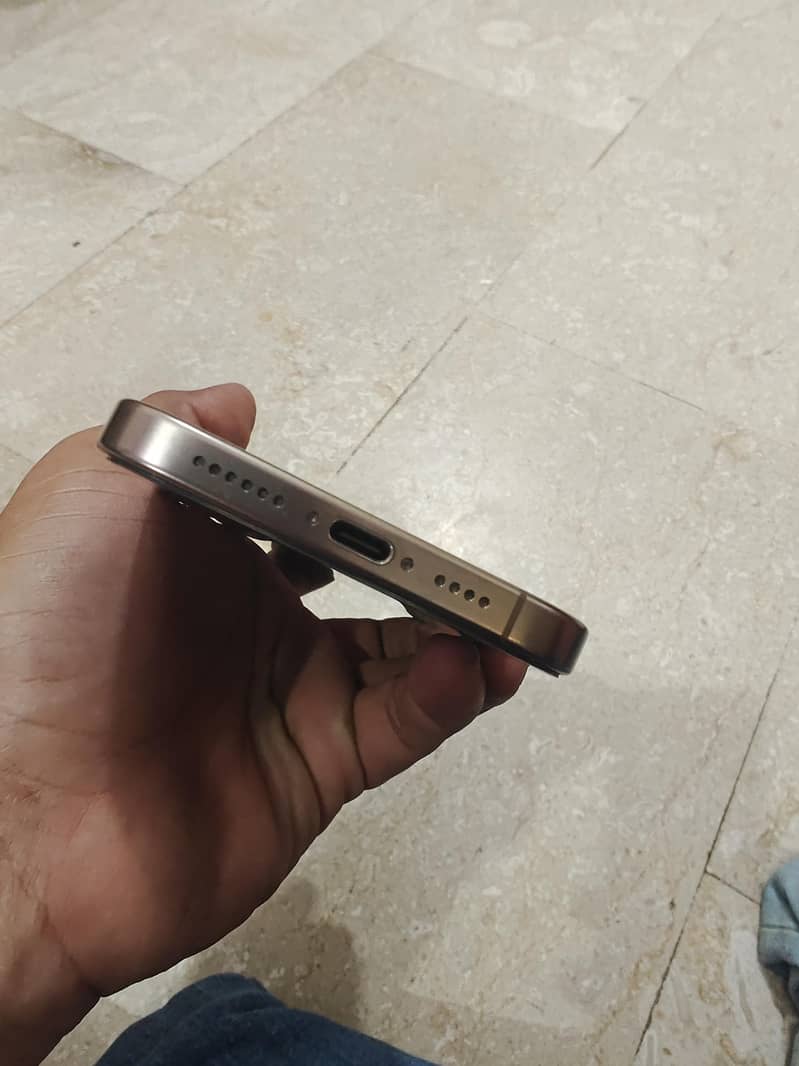 Apple iPhone 16 Pro Max 2