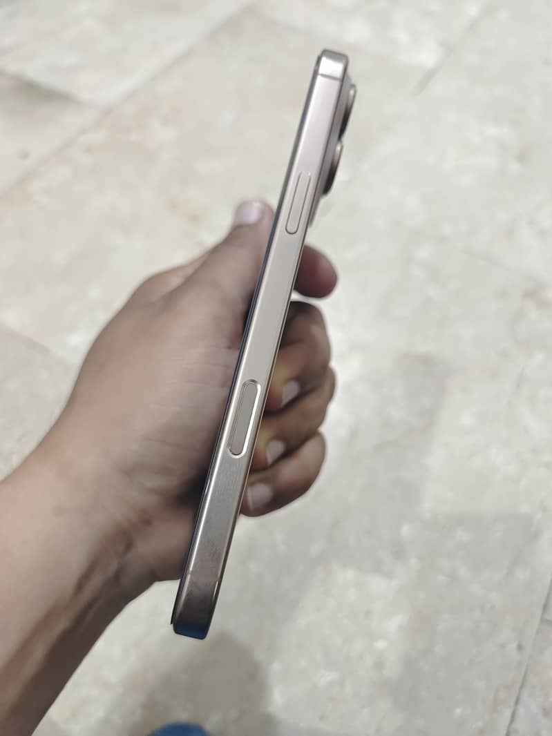 Apple iPhone 16 Pro Max 8