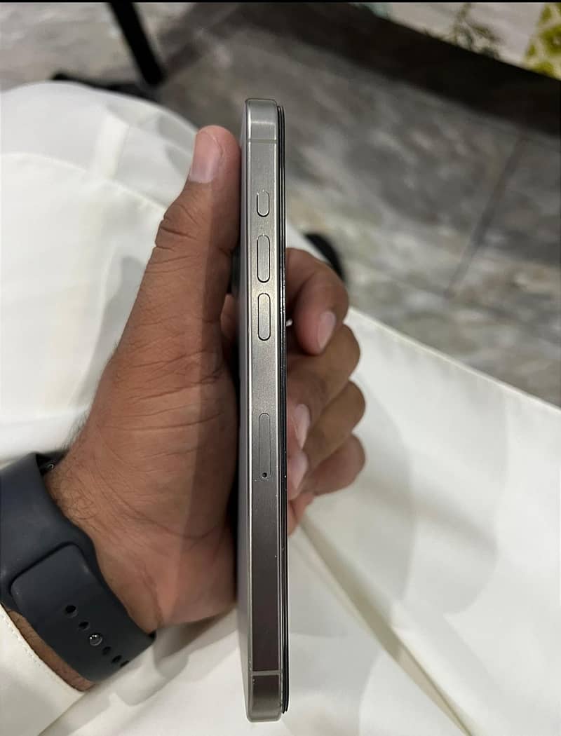 Apple iPhone 15 Pro Max 2