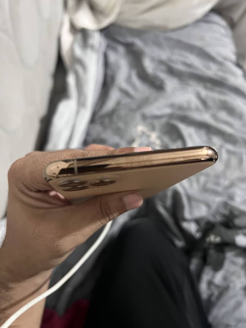Apple iPhone 11 Pro Max 4