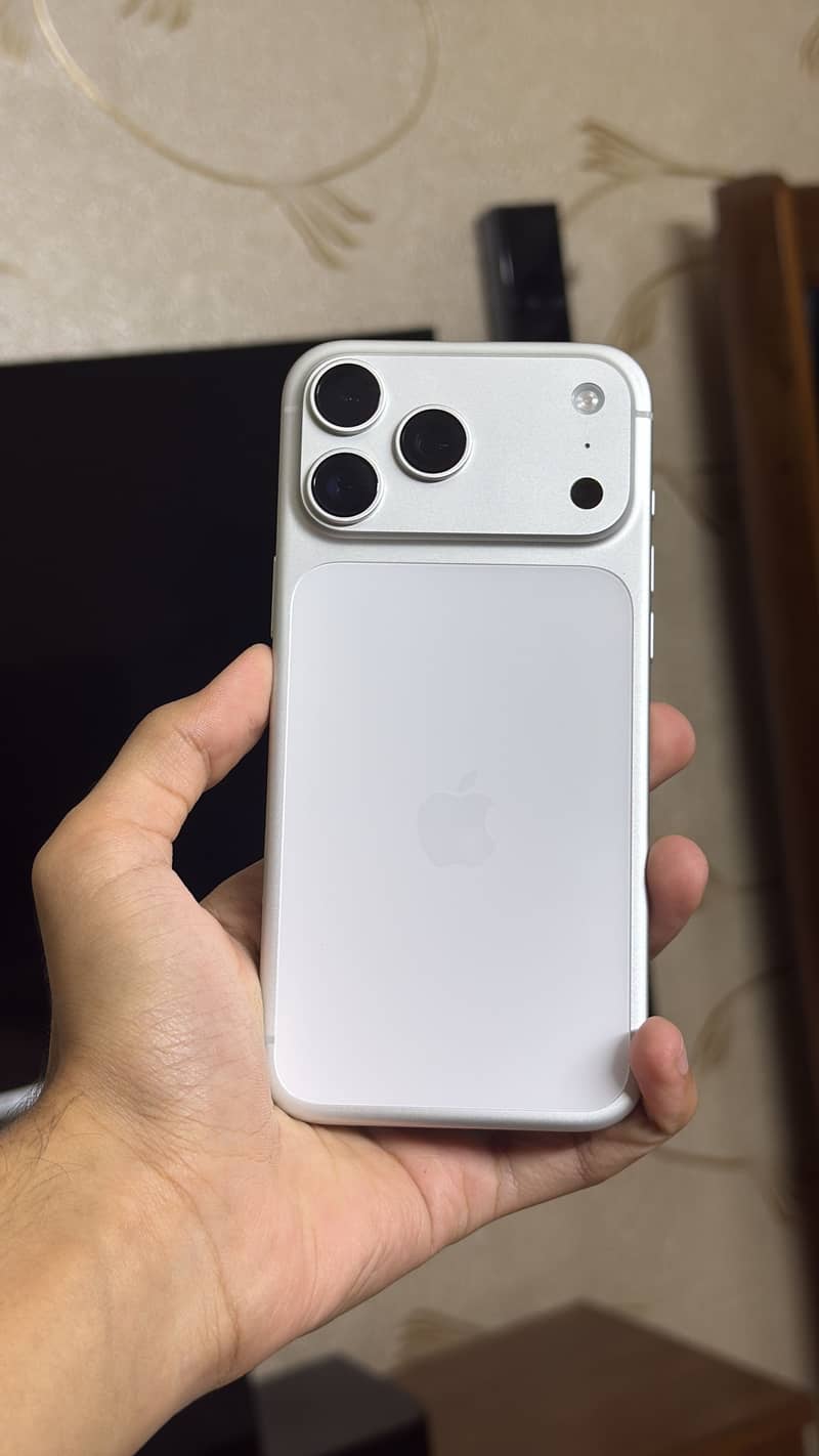 Apple iPhone 17 Pro Max 1