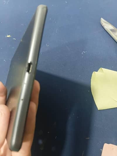 LENOVO M8 TAB SIDE SE TOOTA HUA HAI BSS BAQI ALL OK HAI OR CHLTA BHI h