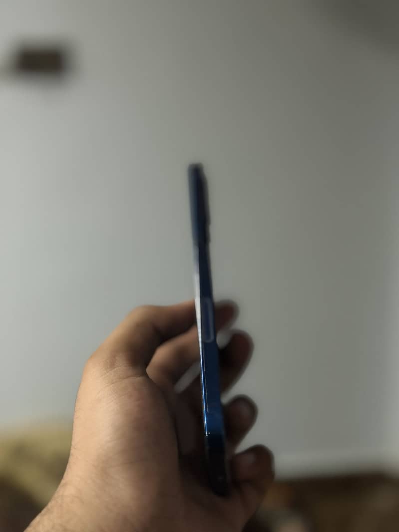 Apple iPhone 12 4