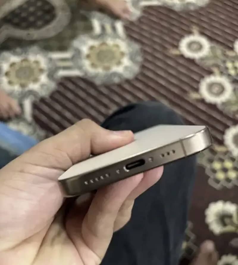Apple iPhone 16 Pro 0