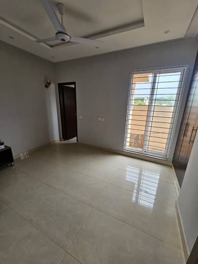 5 marla brand new. Luxury house