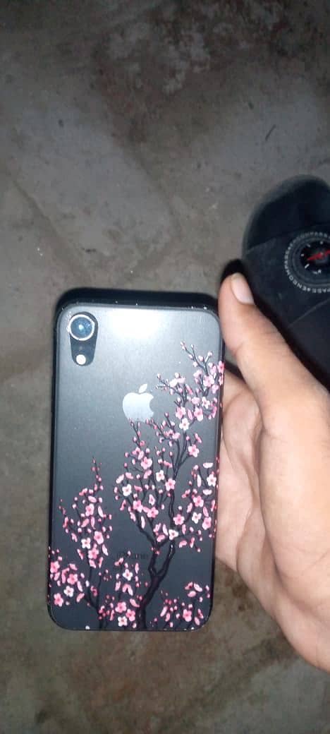 Apple iPhone XR   4