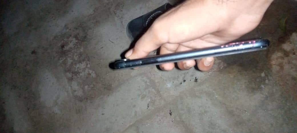 Apple iPhone XR   6