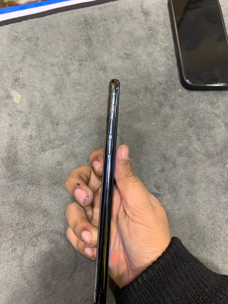 Apple iPhone 11 Pro Max 4