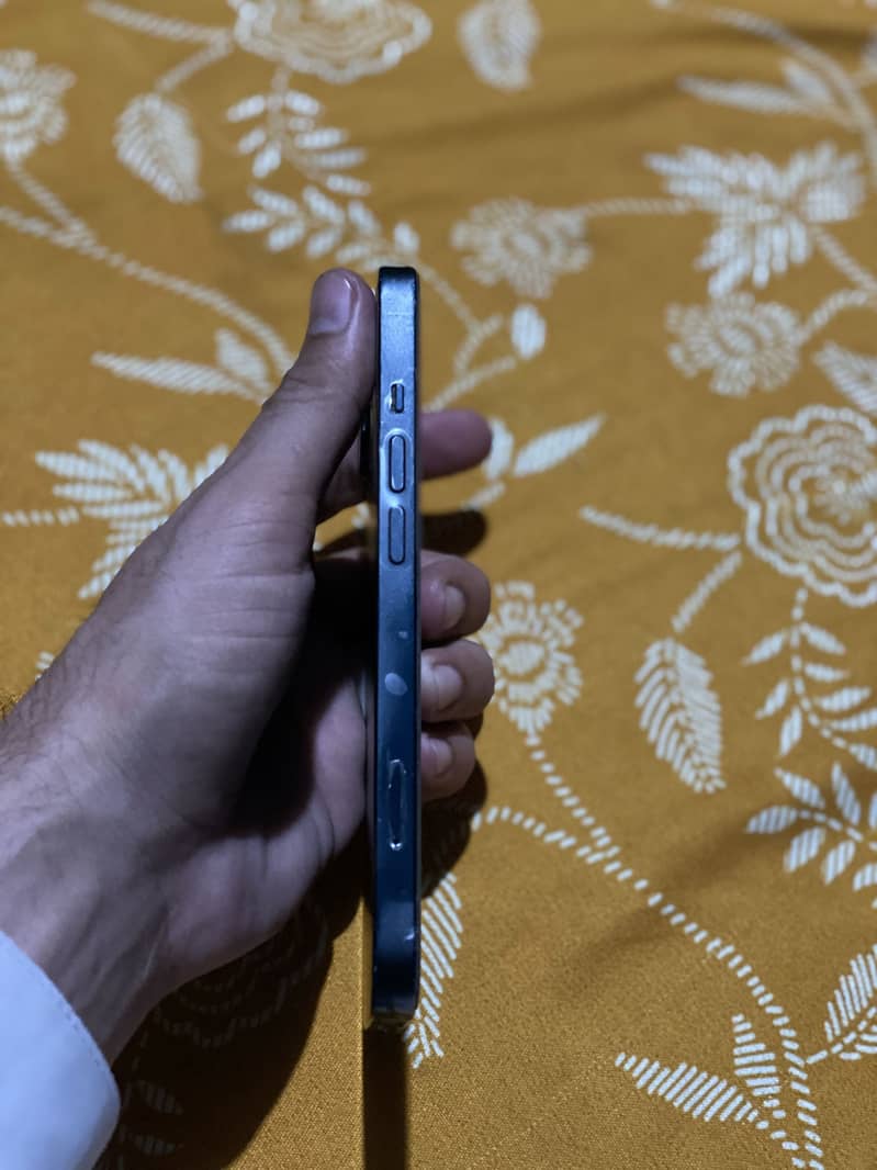 Apple iPhone 13 6