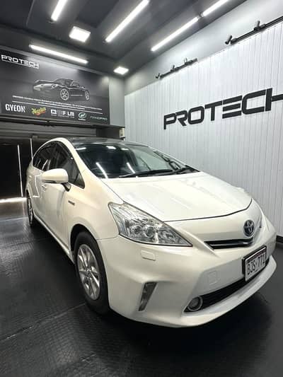 Toyota Prius Alpha 2014
