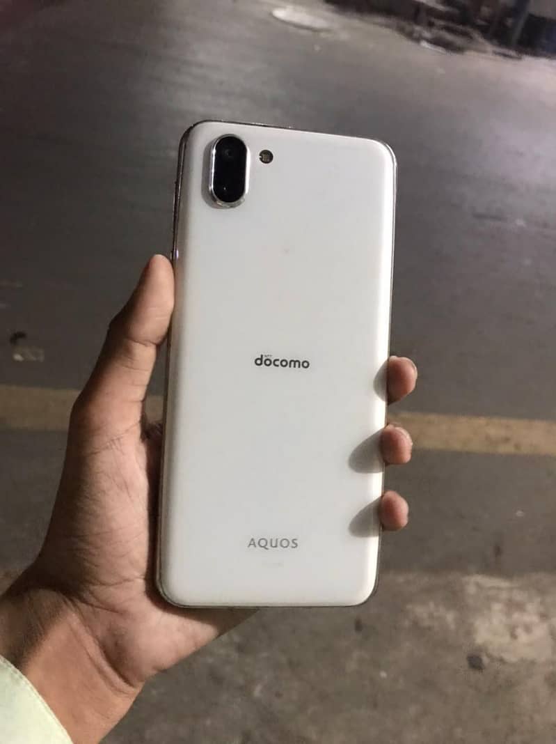 Sharp Aquos R2 3
