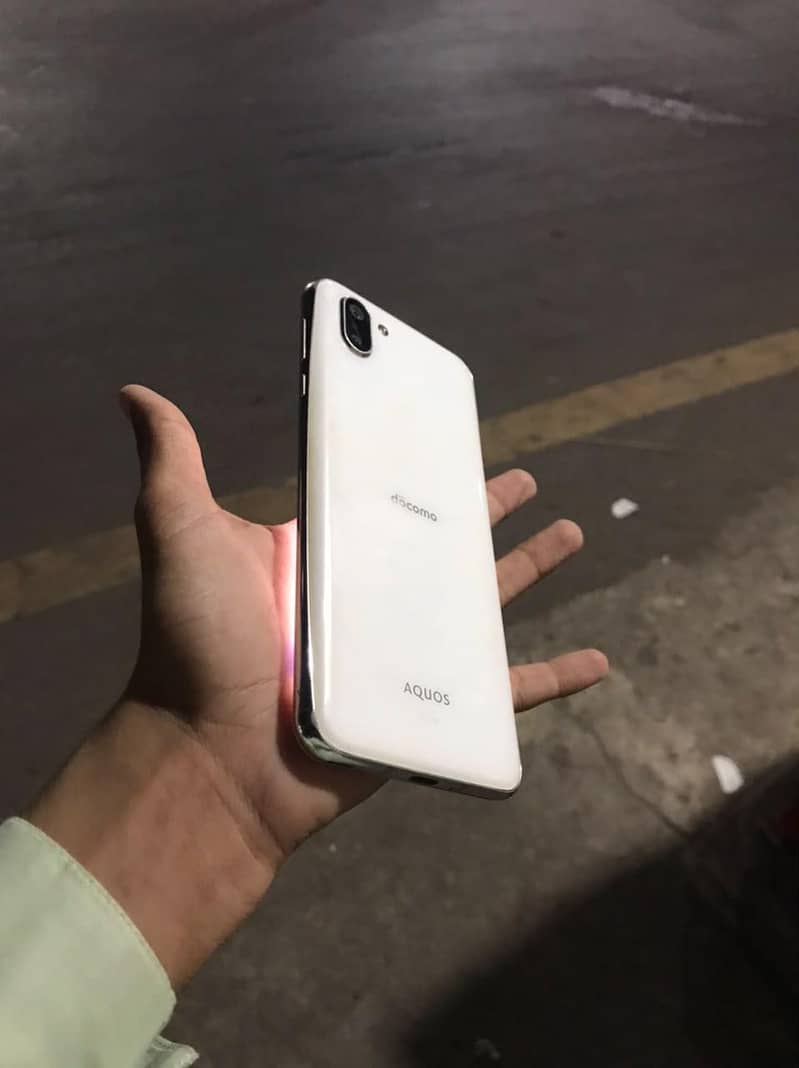 Sharp Aquos R2 6