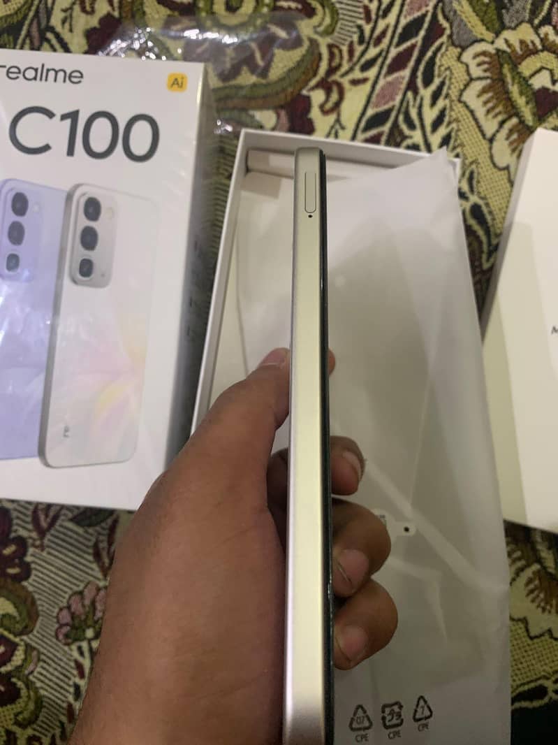 Realme C100 1