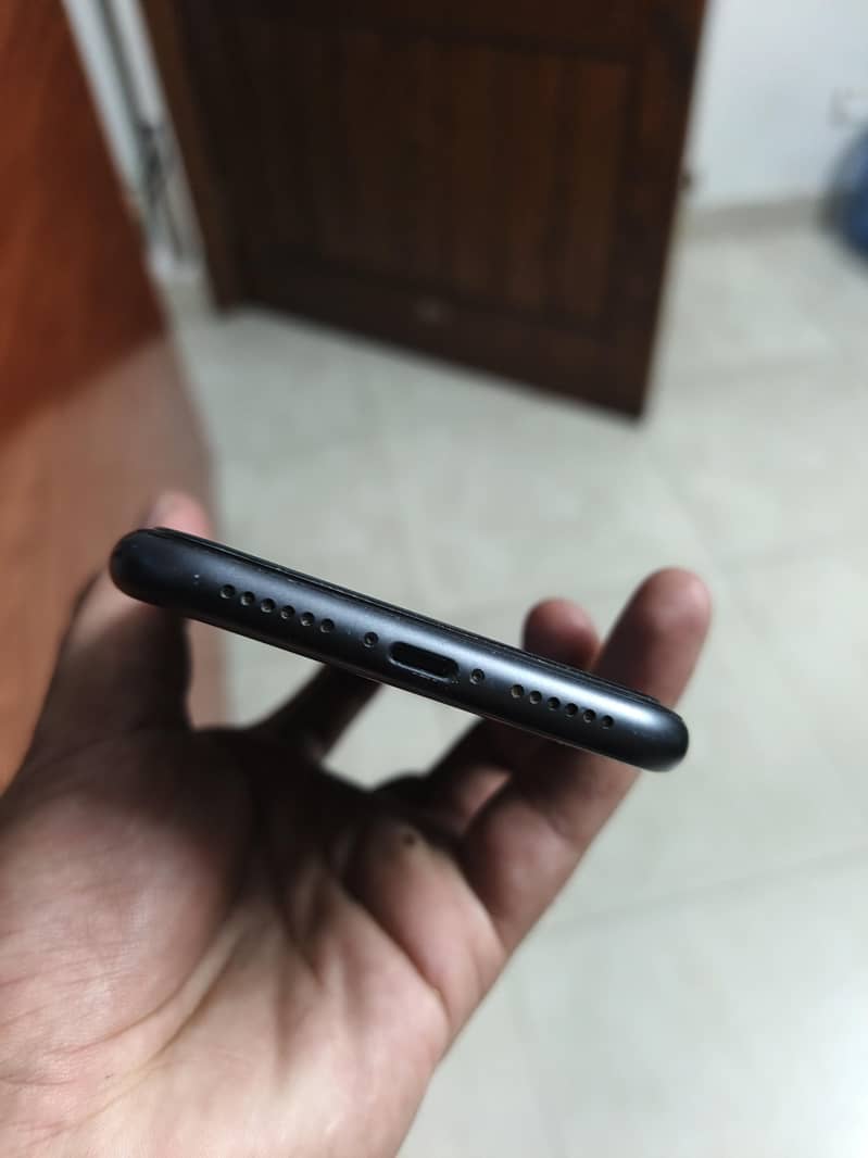Apple iPhone 11 4