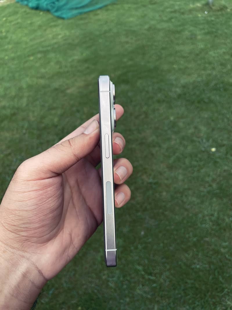 Apple iPhone 15 Pro 3