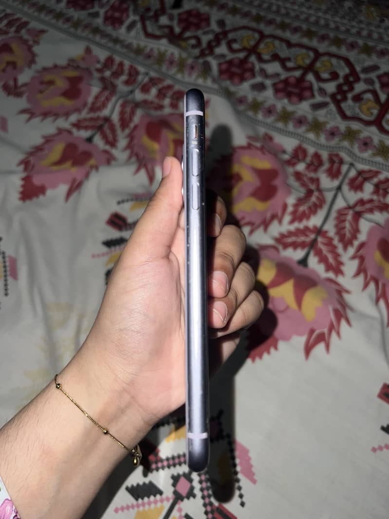 Apple iPhone 11 4