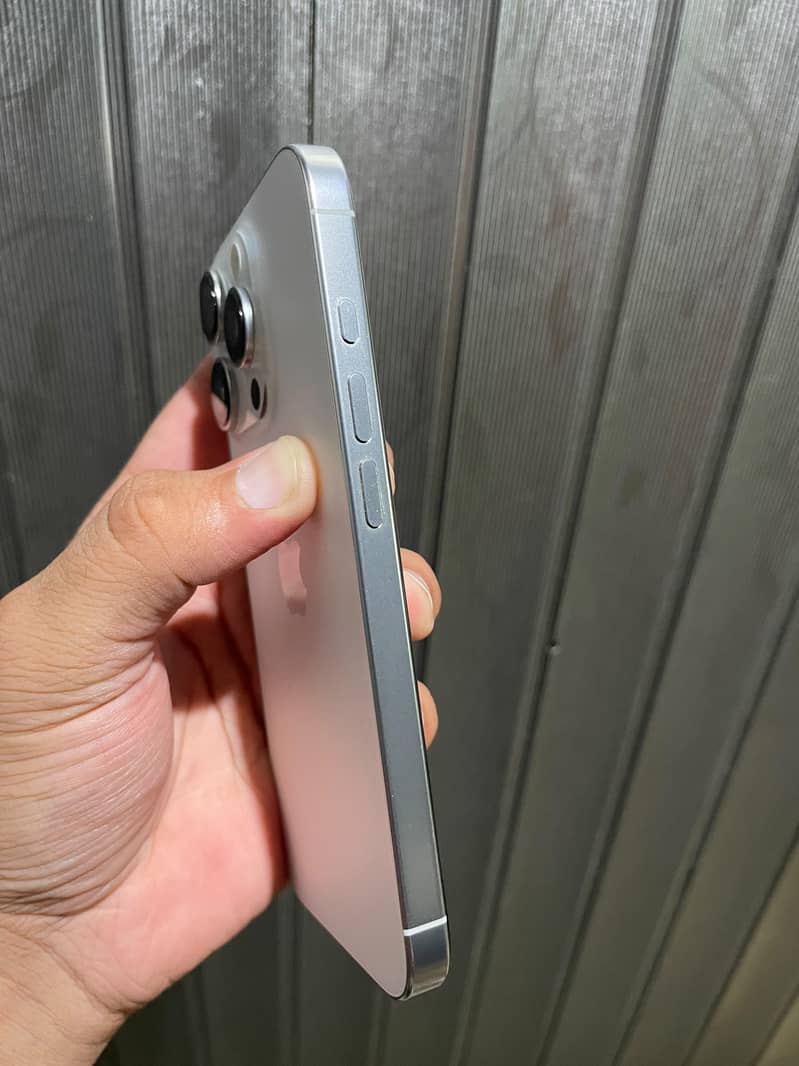 Apple iPhone 16 Pro 2