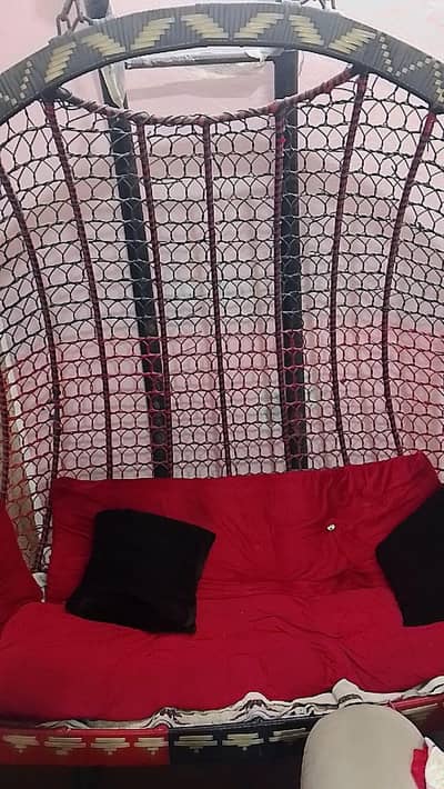 king size jhula 10 by 10 hna achi conditon my red and black