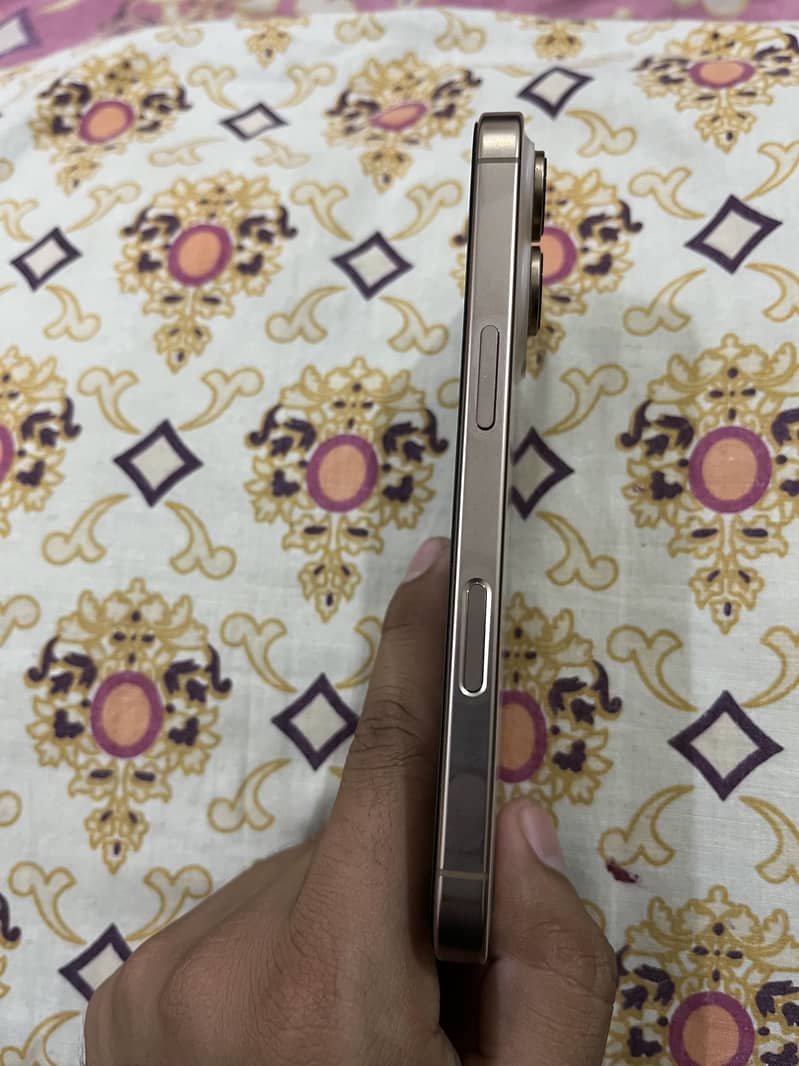 Iphone 16 pro Complete sim time 10/10 condition 4