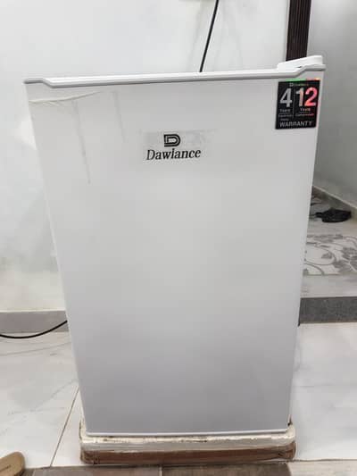 1 door flate fridge only 10 days use 10 by 11 condition box available