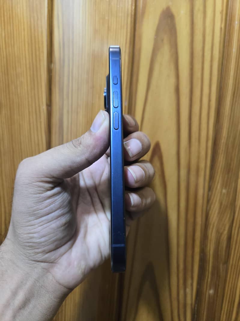 Apple iPhone 15 Pro 4
