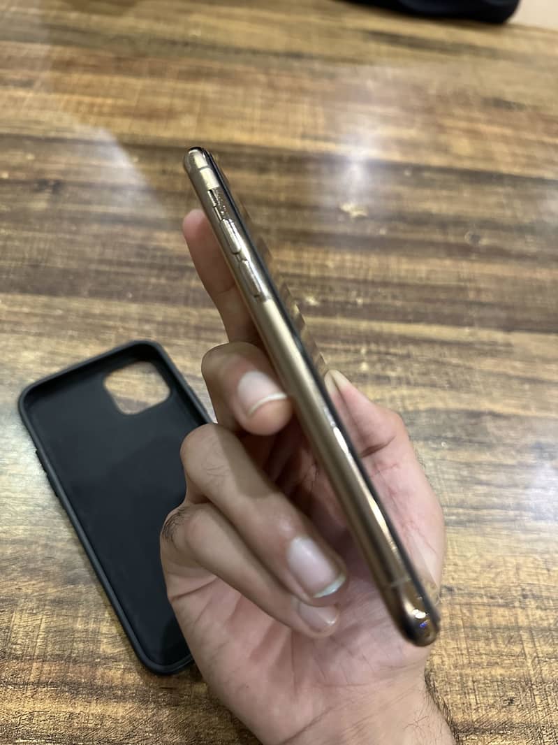 Apple iPhone 11 Pro 4